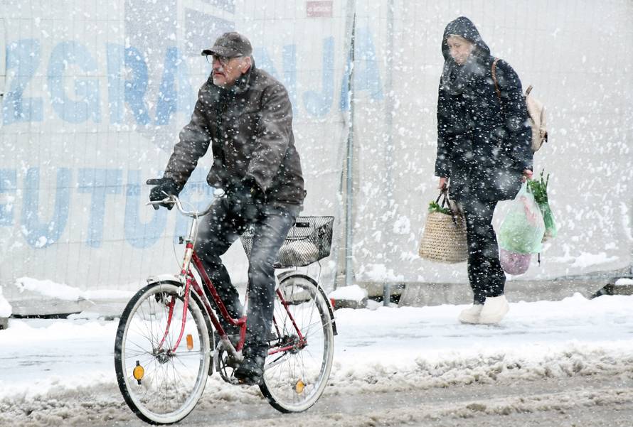 Sisak: Snijeg koji pada cijelo prijepodne zabijelio grad