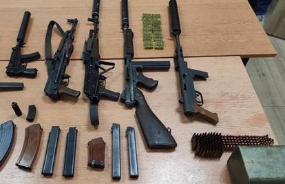 Naoružali se do zuba: Priveli 2 muškarca u Vinkovcima, kod kuće im pronašli brdo oružja