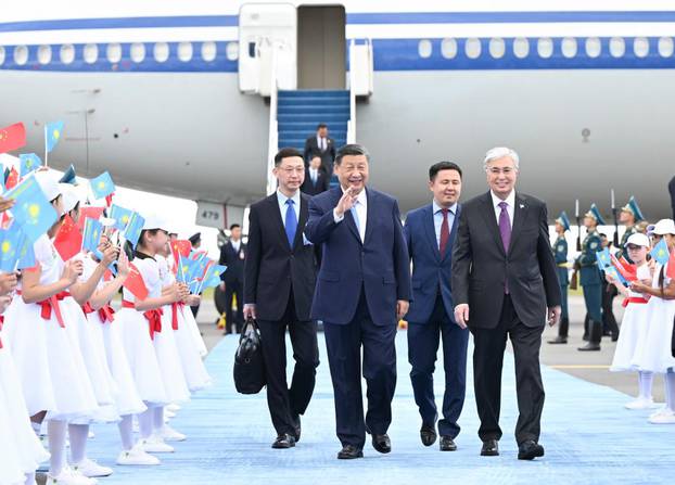 Kineski predsjednik Xi Jinping stigao je u Astanu, Kazahstan, 2. srpnja 2024. godine, kako bi sudjelovao na 24. sastanku Vijeća šefova država Šangajske organizacije za suradnju te u državni posjet Kazahstanu na poziv kazahstanskog predsjednika Kassym-Jomarta Tokayeva. Tokayev je organizirao svečanu dobrodošlicu na aerodromu kako bi dočekao Xija. 