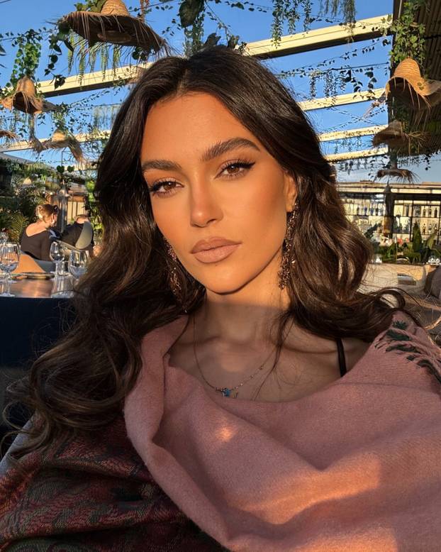 FOTO Pogledajte kako je fatalna Albanka proslavila pobjedu nad Srbijom. Neki su joj zamjerili