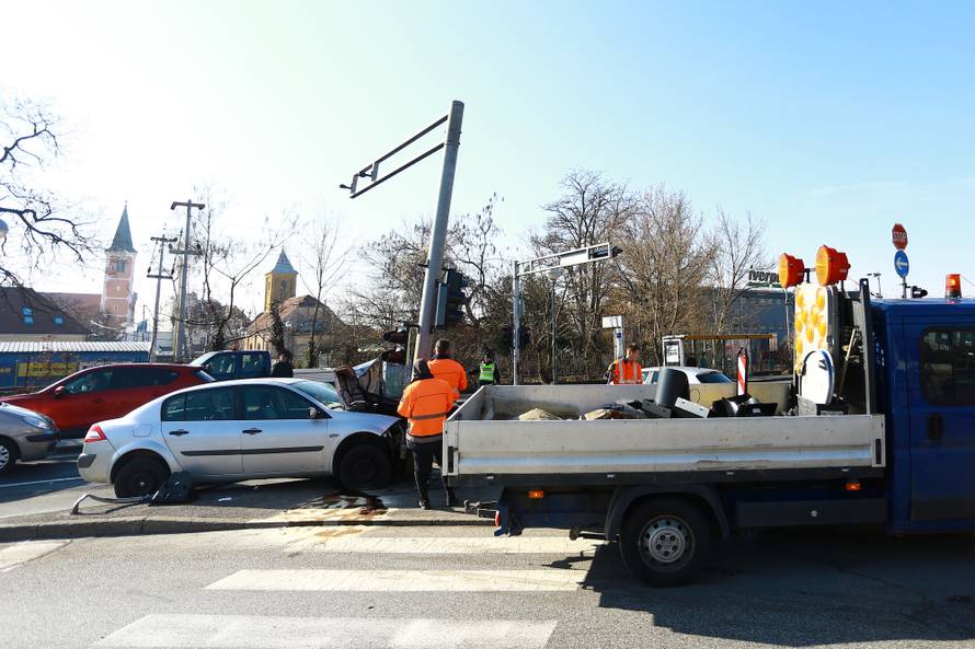 Zagreb: Automobil smrskan nakon Å¡to se zabio u stup semafora, nekoliko ozlijeÄenih