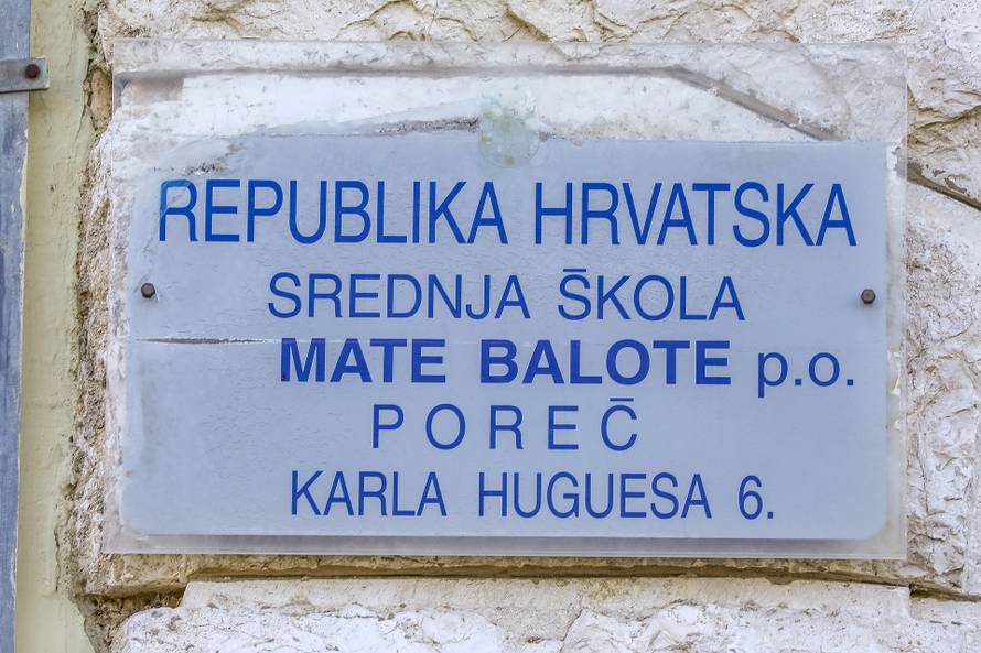 Poreč: Zapaljene svijeće ispred škole u koju je išao maturant koji je poginuo u Pragu