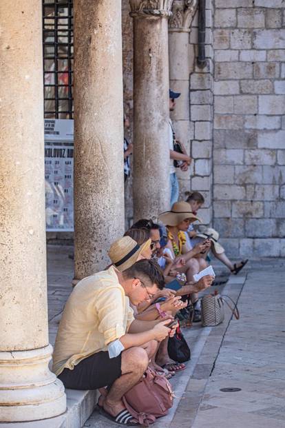 Dubrovnik: Turisti uživaju u ljepotama grada i kupanju na gradskim plažama