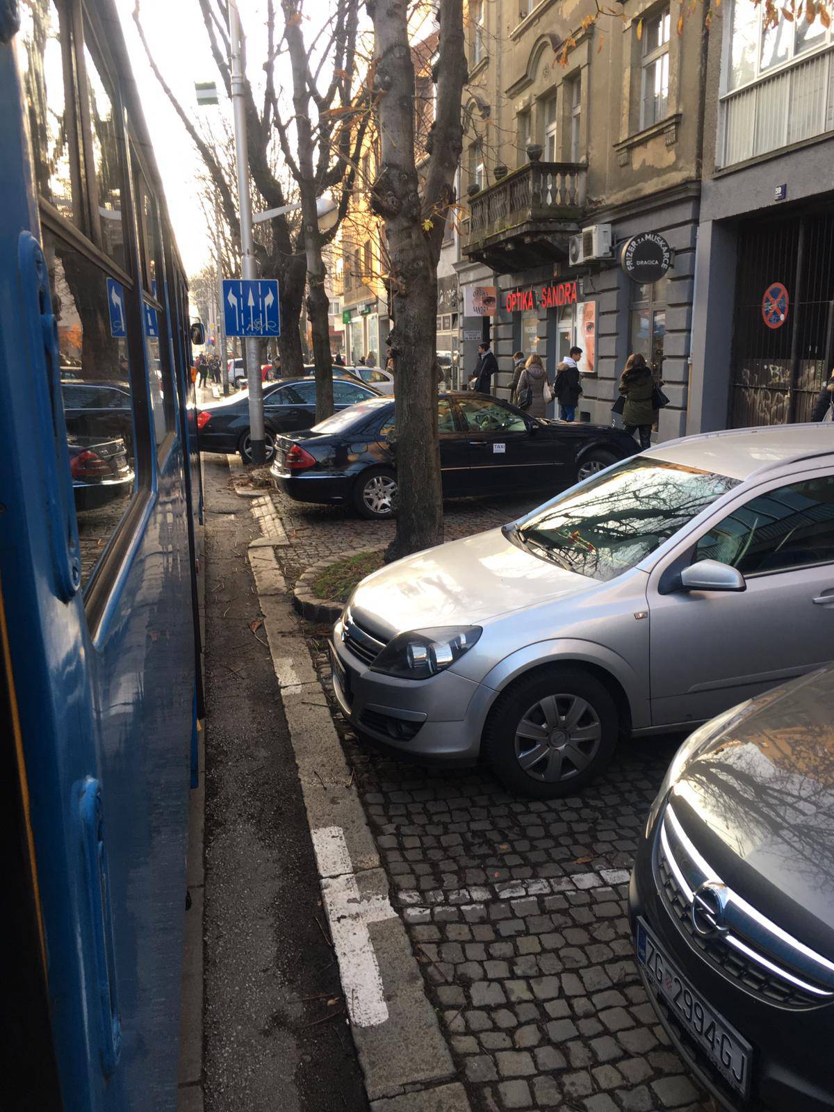 Mercedesom blokirao tramvaje, ljuti putnici čekali pola sata