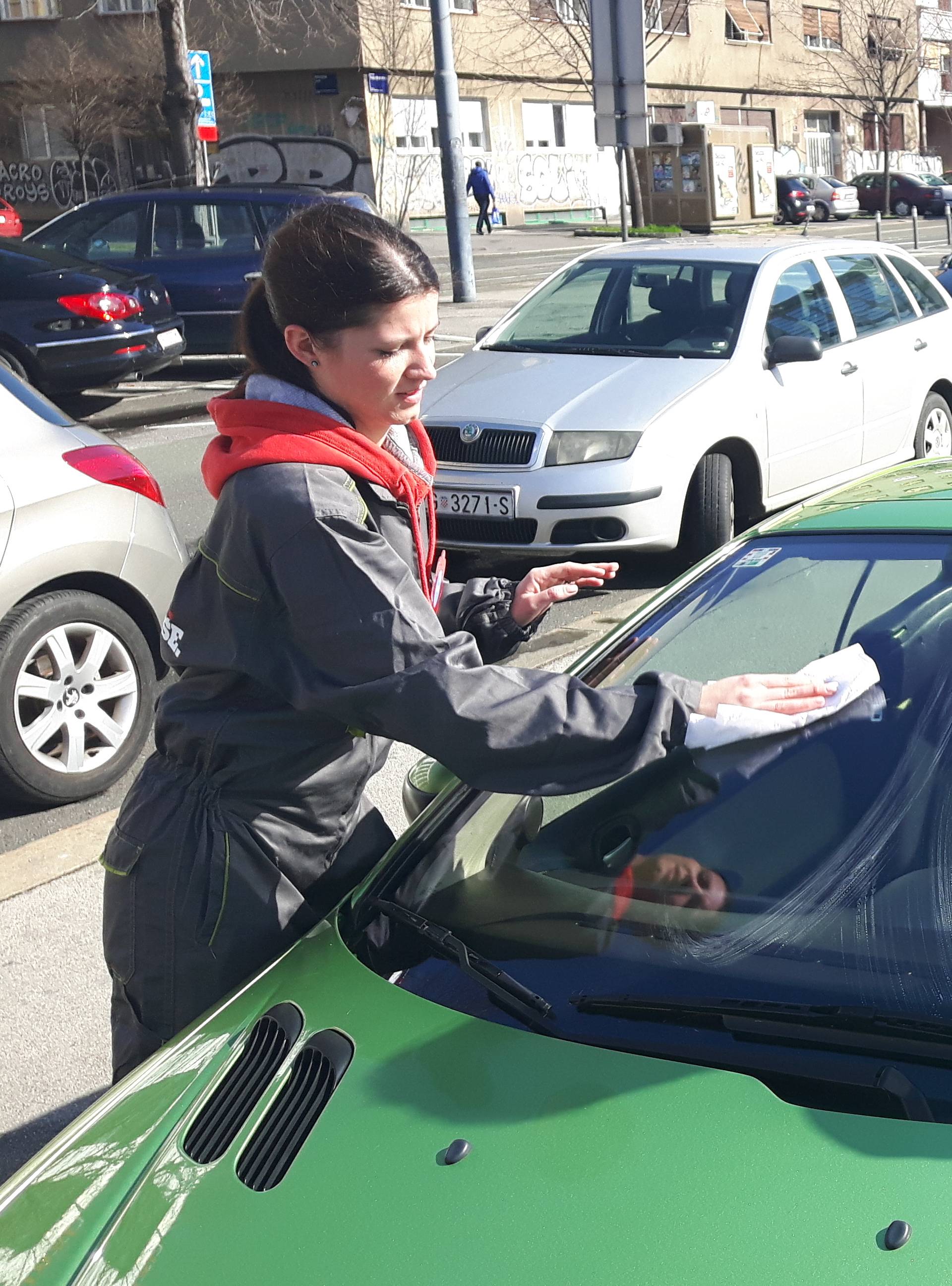 Nisu tražili ni kune: Oduševili vozače jer su im oprali aute