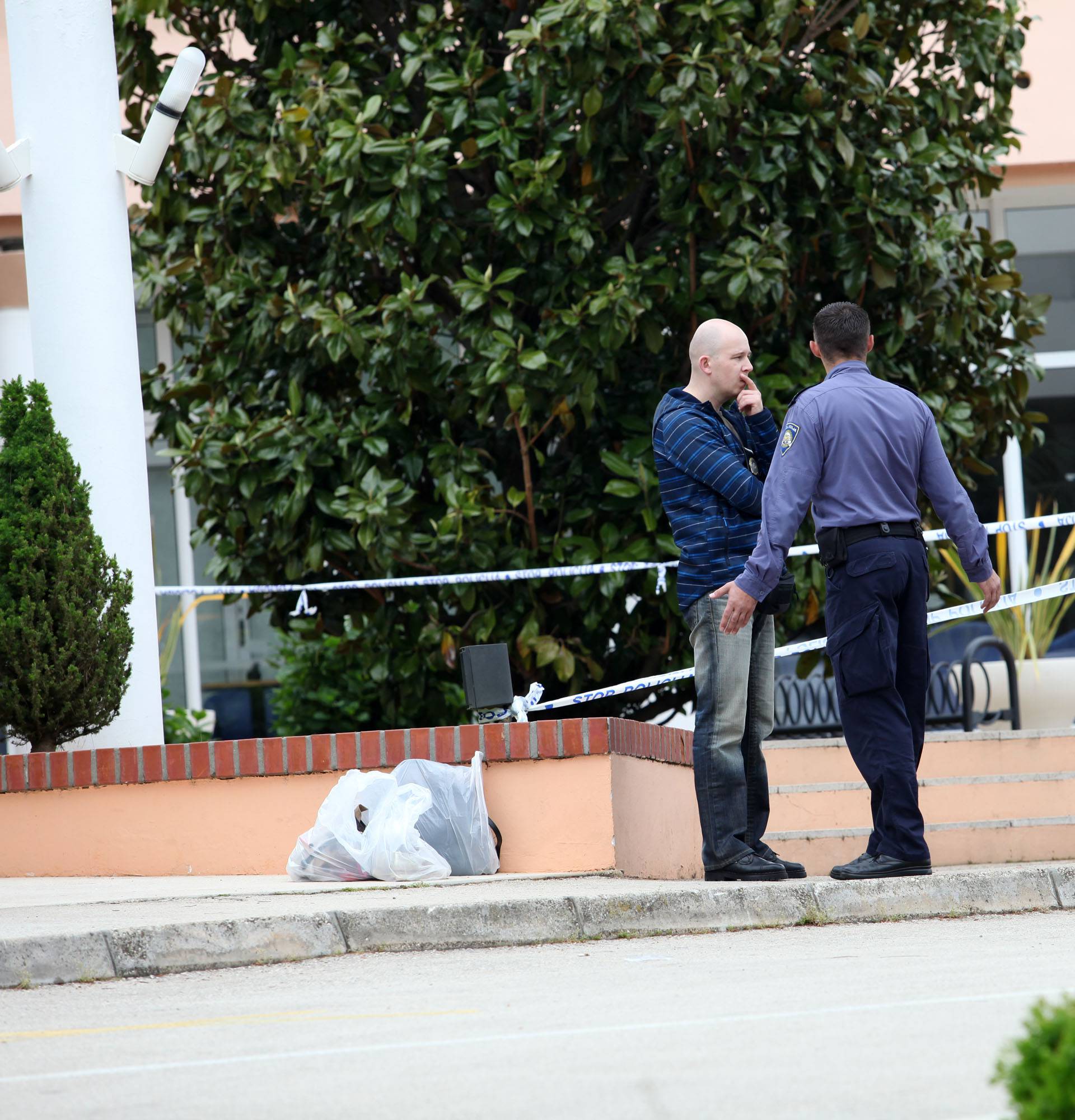 Pred turistima: Upucao dvoje ispred hotela, bježi u BMW-u