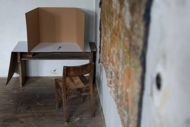 Škola u Željeznom Žumberačkom odavno se ne koristi, ali danas je otvorena zbog izbora