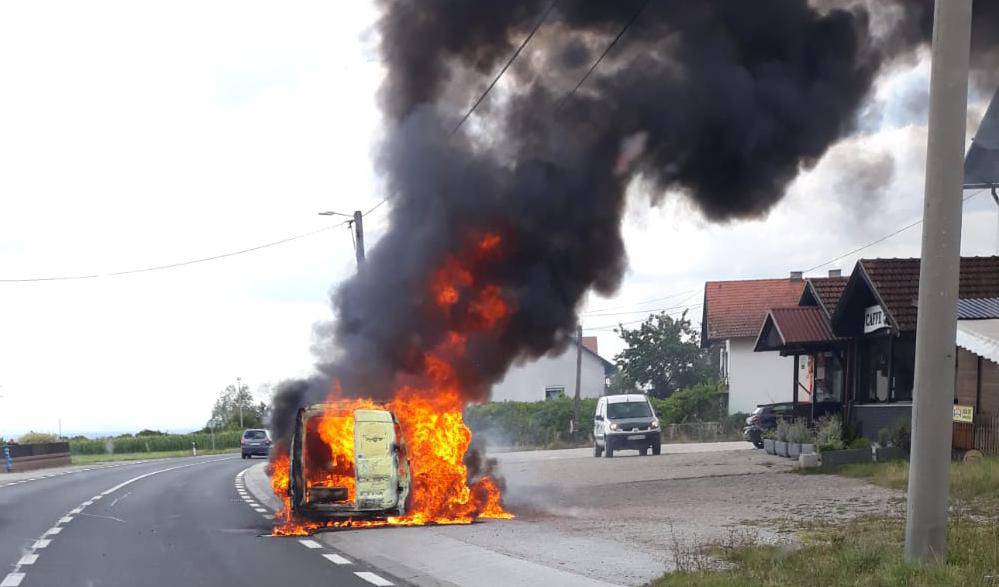 Buknuo auto kod Samobora: 'U njemu bile plinske boce, vozač uspio pobjeći u zadnji tren'