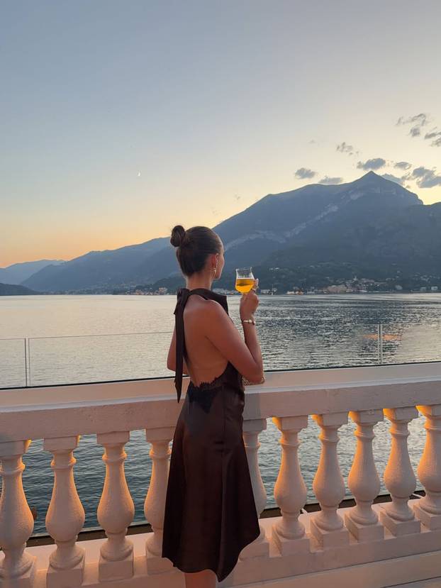 FOTO Ashlee ne prestaje privlačiti poglede: Radi za hit brend bikinija i pokazuje obline