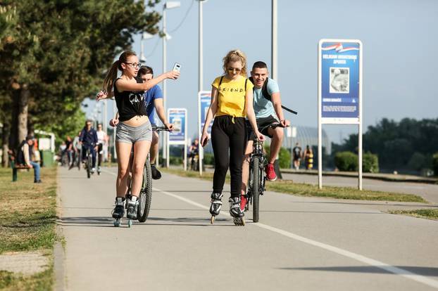 Zagreb: Sunčan dan građani iskoristili za rekreaciju na Jarunu