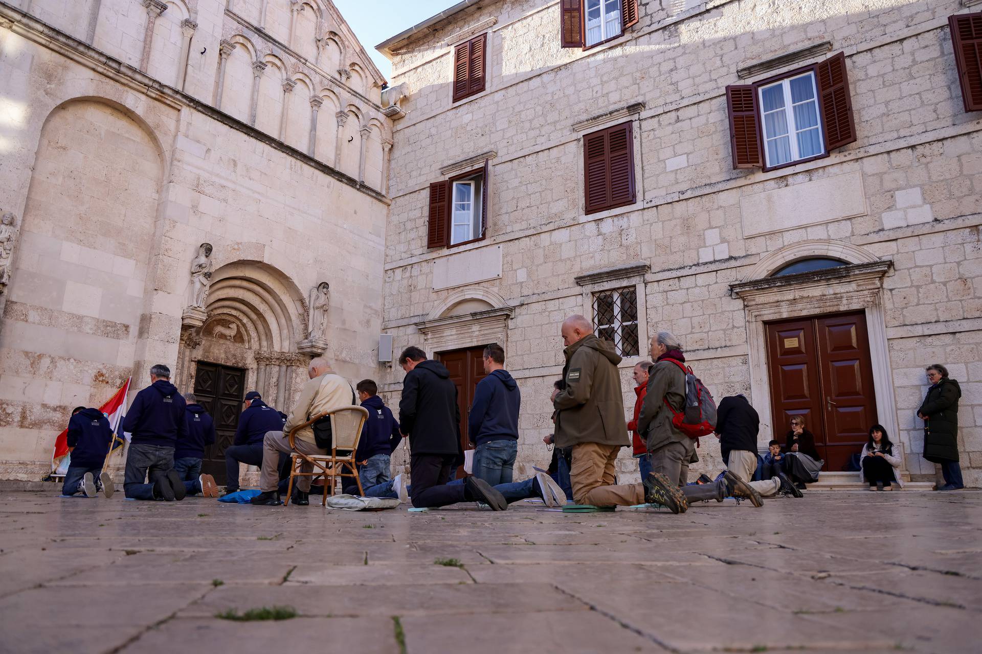 Zadar: Molitelji ispred katedrale Sv. Stošije