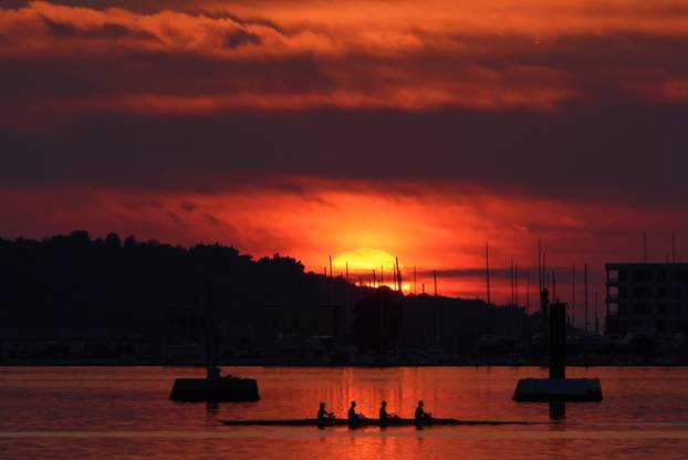 Pula: Zalazak sunca u pulskoj luci
