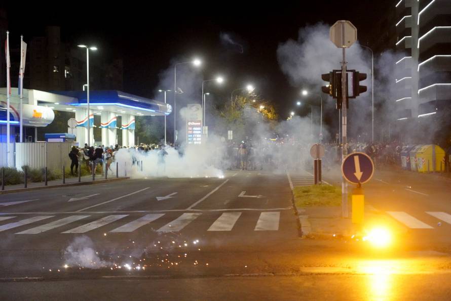 Policija i vojska suzavcima rastjerala okupljene prosvjednike u Novom Beogradu