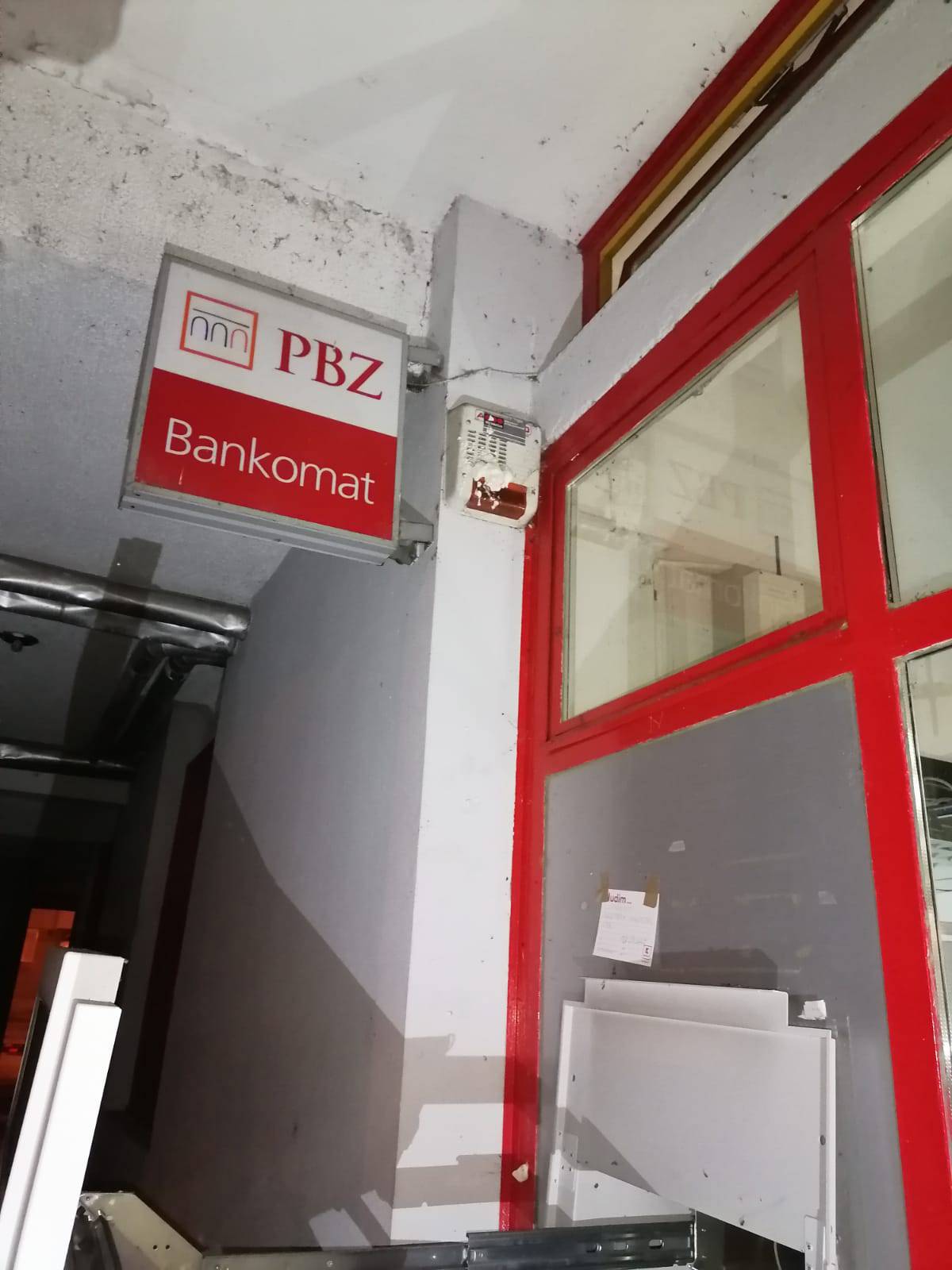 Raznijeli bankomat u Karlovcu: 'Dio novca ostao im je na podu'
