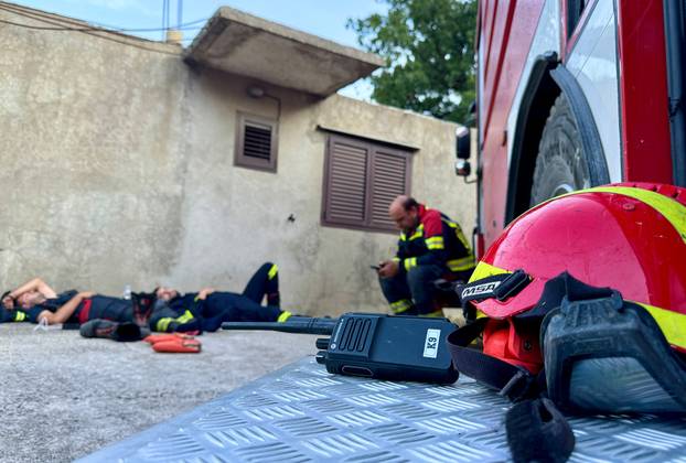 Žrnovnica: Smjena vatrosaca koji sudjeluju na lokaliziranju požara nedaleko od raketne baze