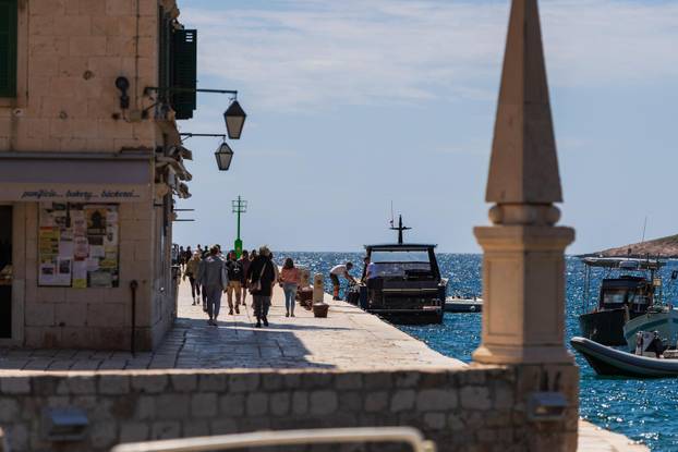 Sunčan dan na Hvaru 