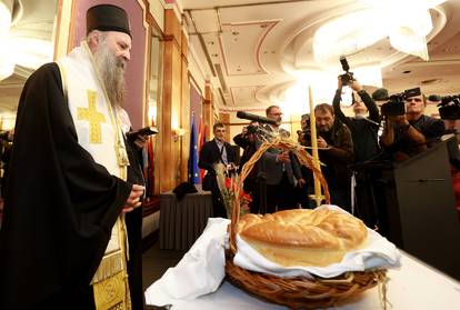 Zagreb: Plenković na prijemu Srpskog narodnog vijeća u kruhu pronašao zlatni novčić