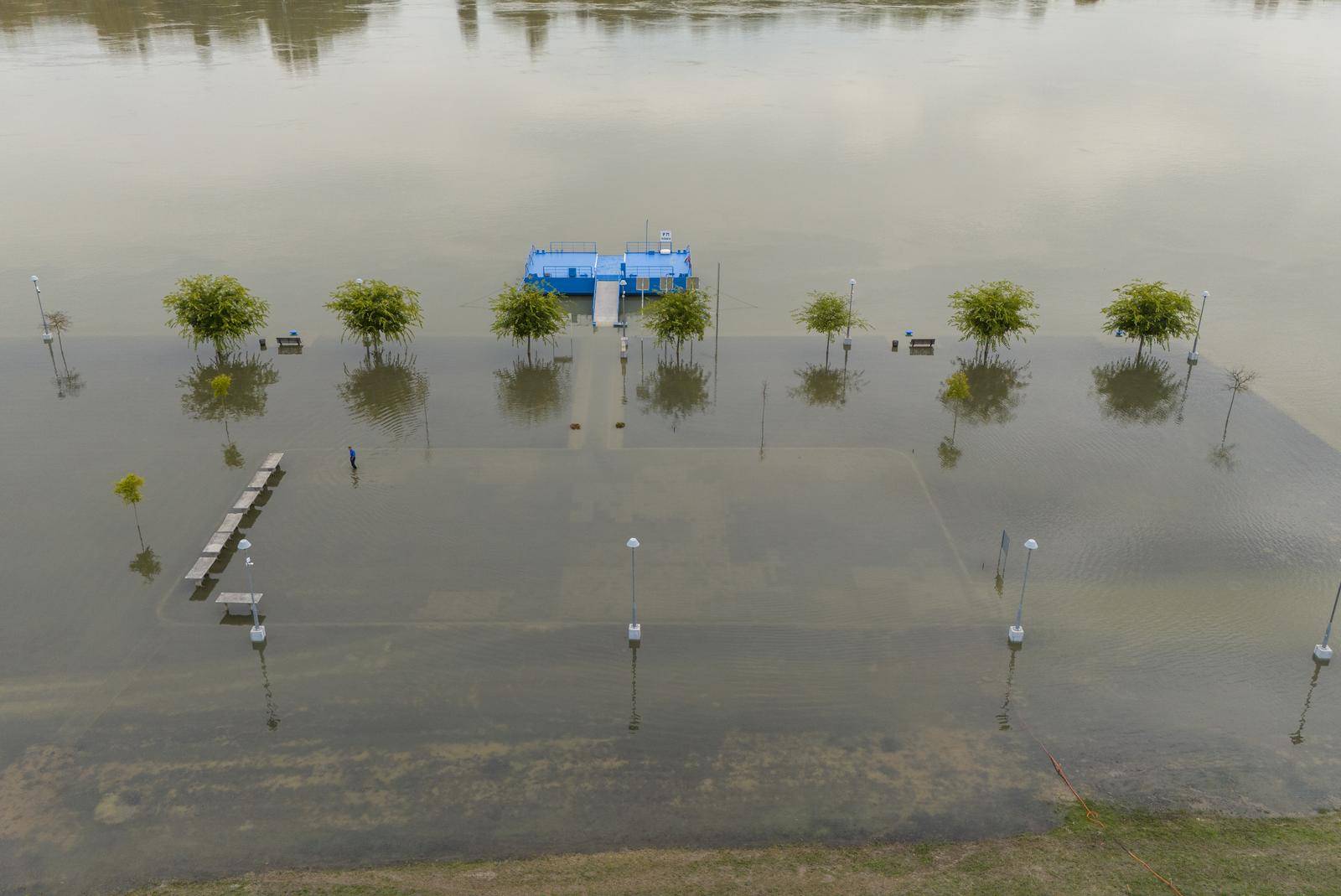 Pogled iz zraka na vikendaško naselje Zeleni otok koje je potpuno poplavljeno