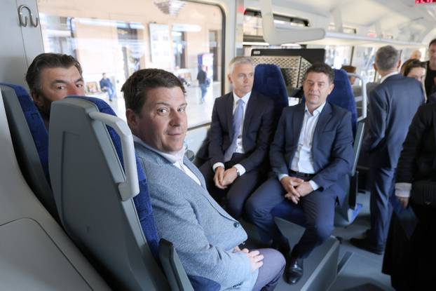 Zagreb:  Prvi elektrobaterijski vlak pušten u promet