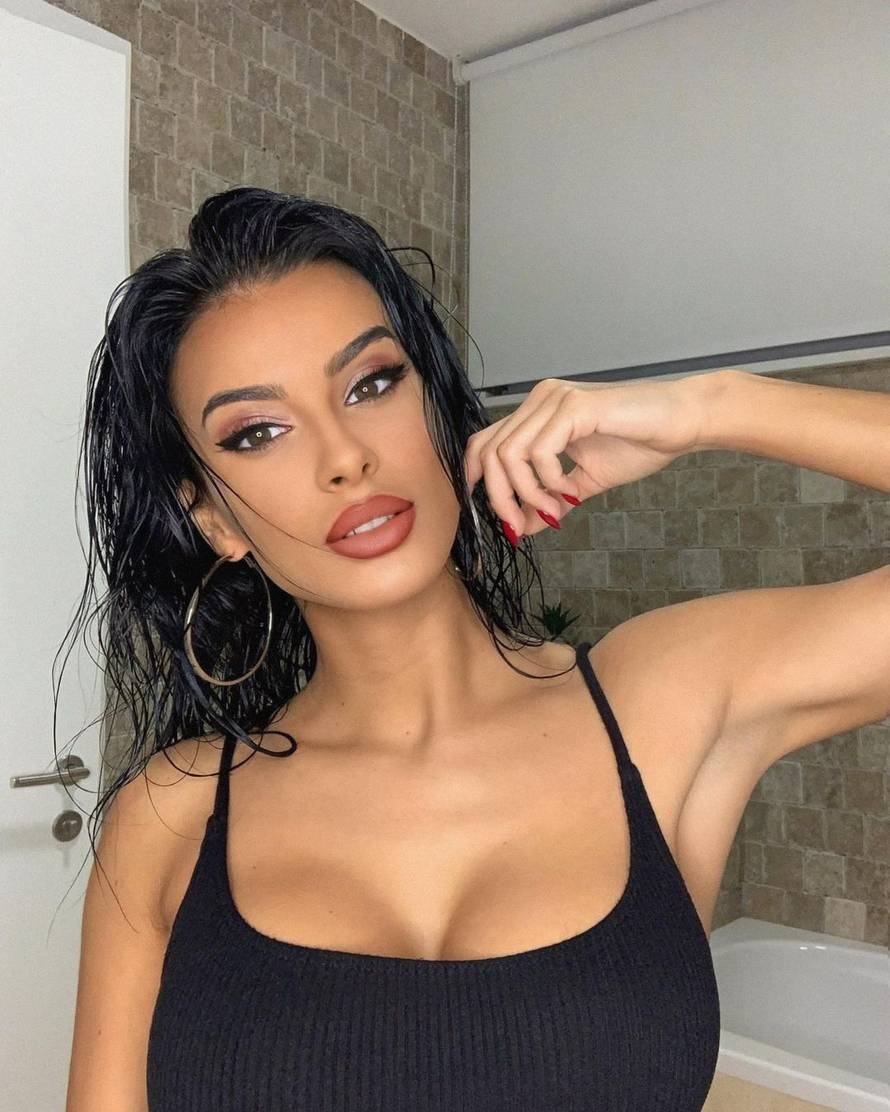 Cura dinamovca utegnula guzu u tajice: 'Ma silikoni, nije prava'