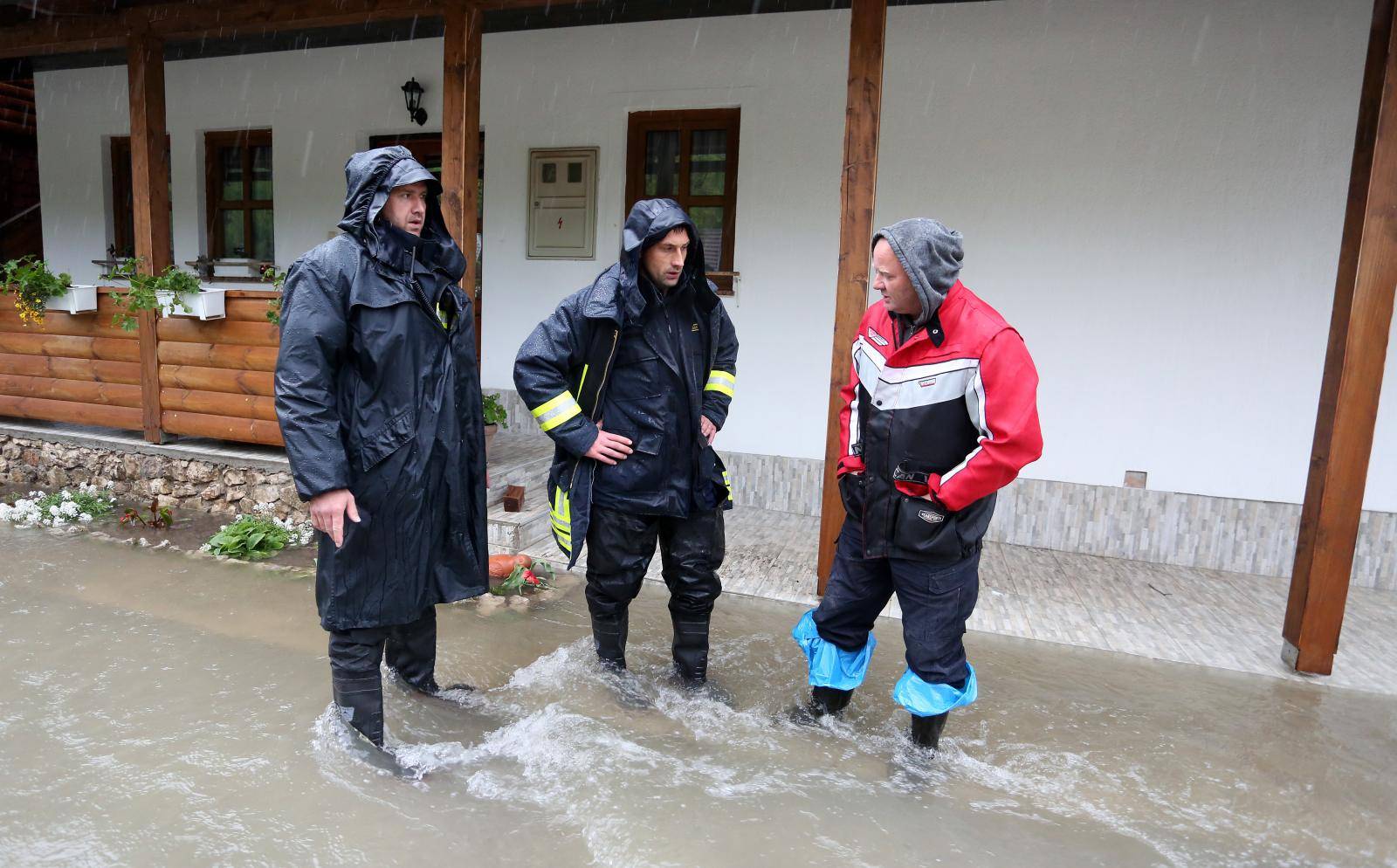 Nabujala rijeka Korana odsjekla selo Korana