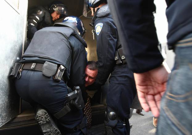 ARHIVA: Zagreb: Na prosvjedu protiv EU policija grubo privela nekolicinu prosvjednika