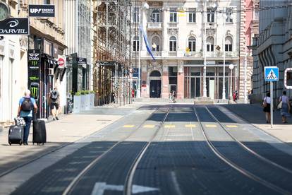 FOTO Vrućine ispraznile Zagreb. Turisti spavaju po livadama, a svi se osvježavaju i na zdencima