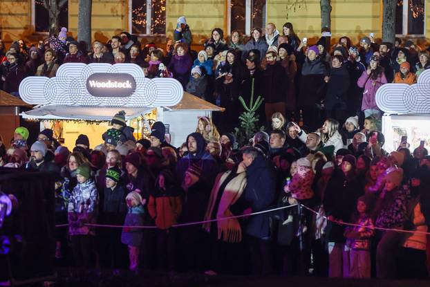 Ledeni park na Trgu kralja Tomislava otvoren uz predstavu Orašar