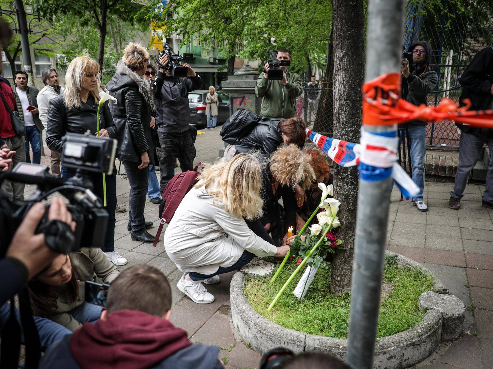 Beograd: Građani polažu cvijeće te pale svijeće ispred škole gdje je jutros učenik ubio devet osoba