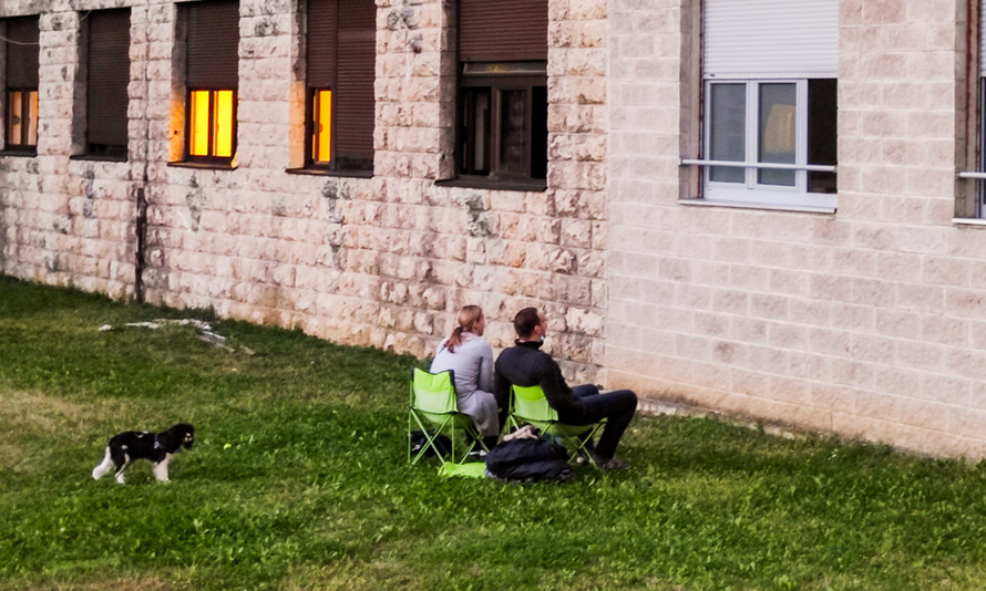 Dirljiva fotografija ispred Rebra - našli način za posjet oboljelom