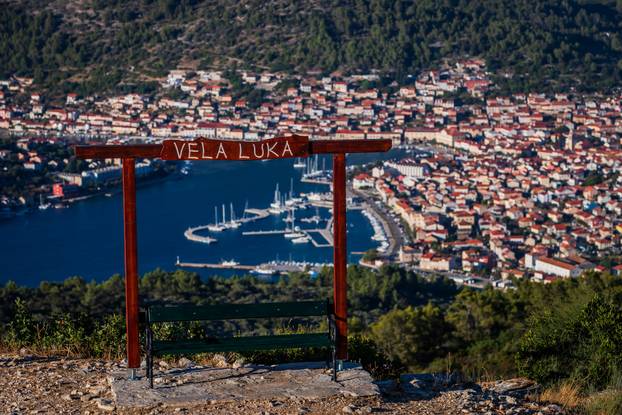 Vela Luka: Pogled na Vela luku sa okolnim brdima