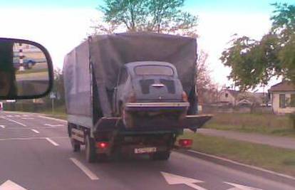 Vozač kamiona u prikolici prevozio dva automobila