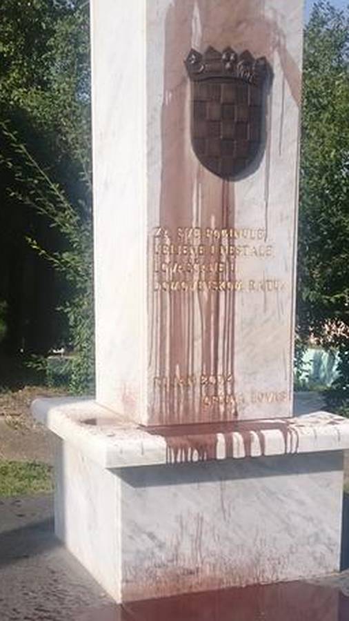 Spomen križ braniteljima u Lovasu zalili su crvenom bojom