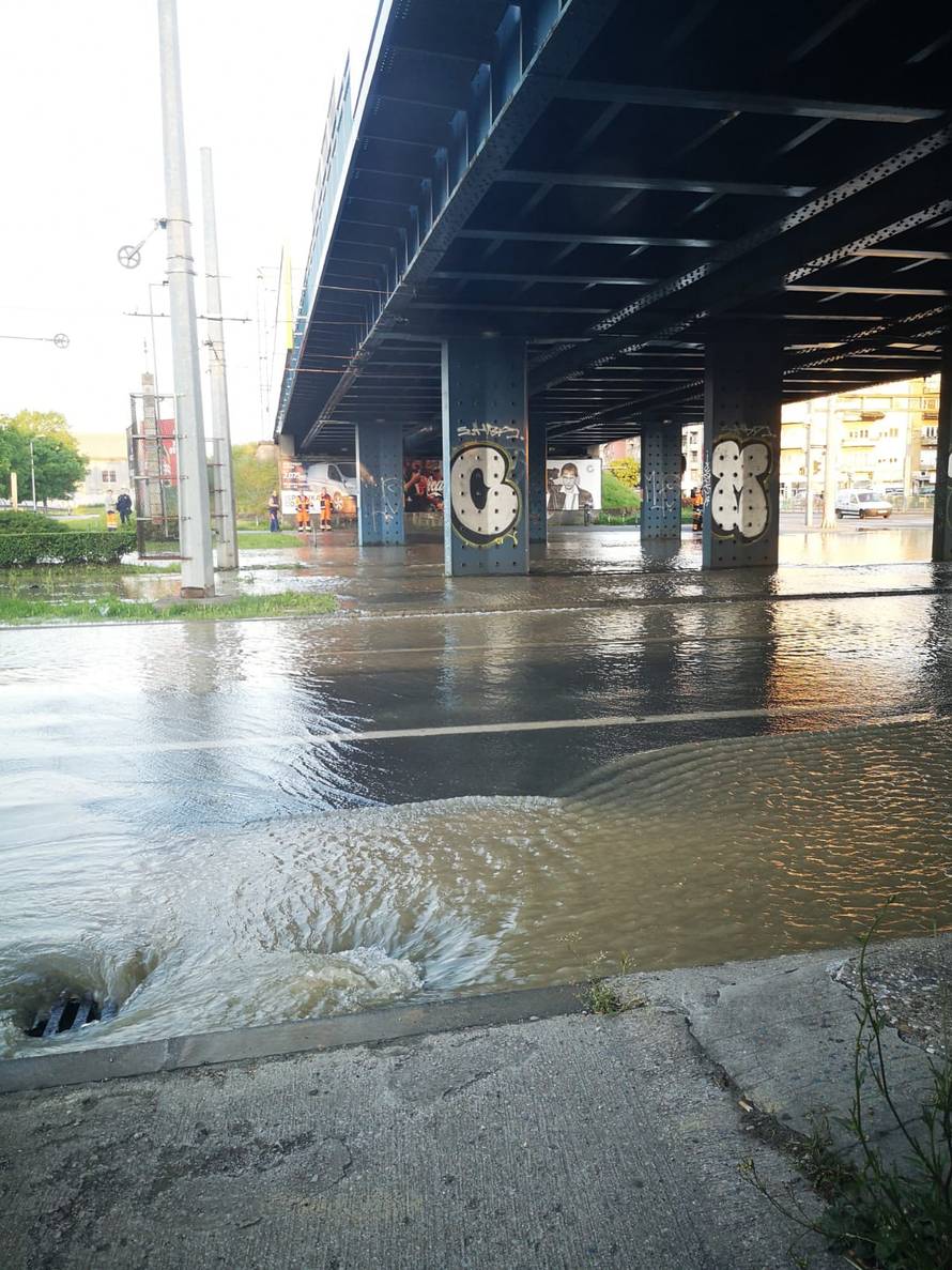 FOTO Poplava usred Zagreba, kaos na jednom od najvećih križanja, policija blokira promet
