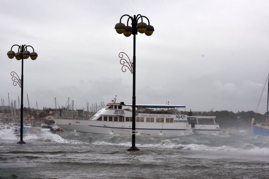 Hvar odsječen, more poplavilo ulice, u Splitu su uništeni auti