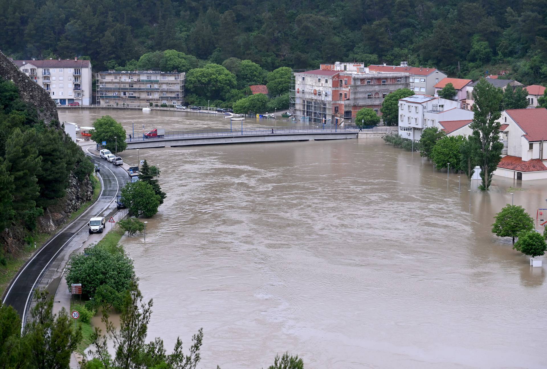 Obrovac: Građani uz pomoć vatrogasaca i dalje se bore s vodom u poplavljenom Obrovcu