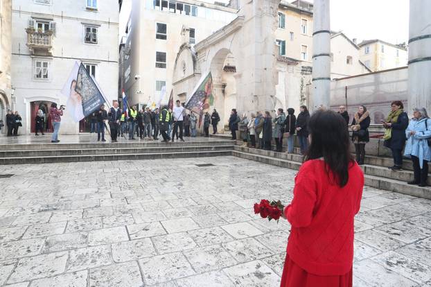 Split: Ana Fridrih Lekić među moliteljima na Peristilu izvela svoj performans