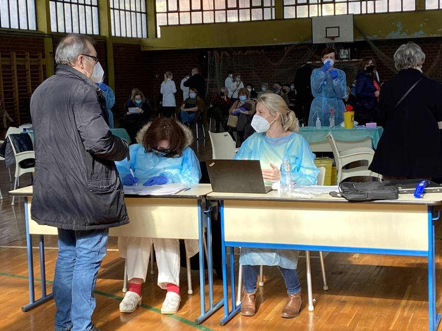 Redovi za cijepljenje u Zagrebu: 'Samo više da se cijepim, pa da napokon mogu mirna na plac'