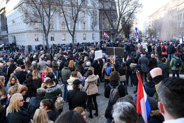 Zagreb: Okupljanje prosvjednika protiv COVID potvrda na Trgu žrtava fašizma
