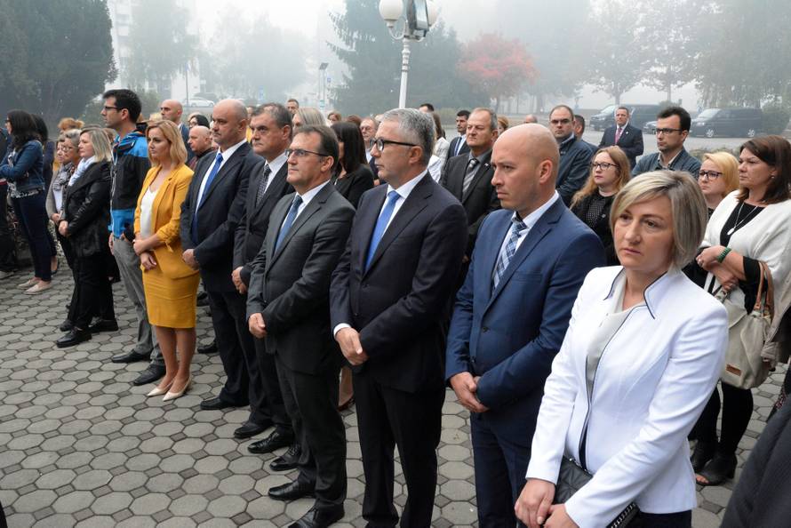 Slavonski Brod: Podizanjem zastave otvoren privremeni Ured predsjednice