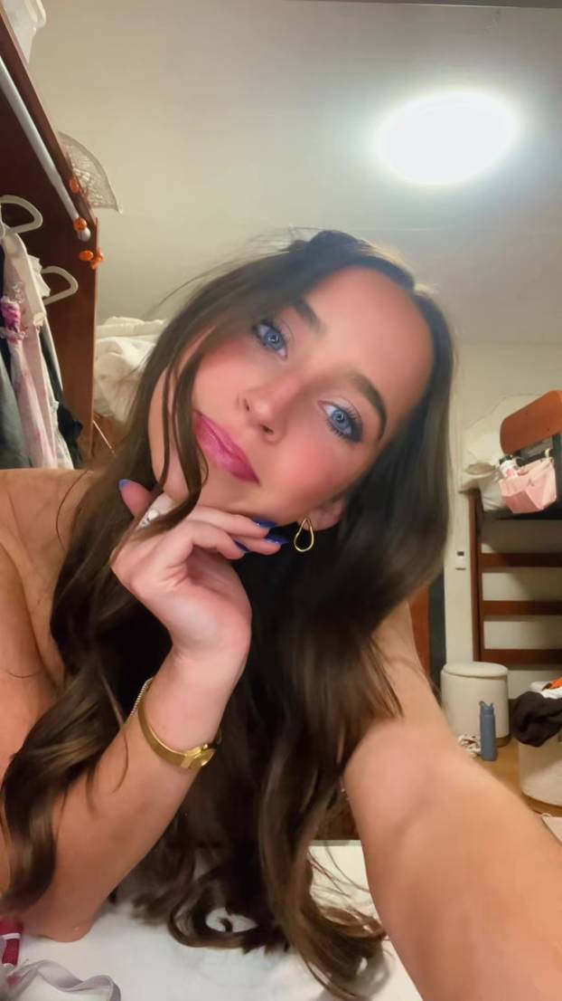 Gledateljica se borila s bujnim poprsjem na utakmici. Otkrili su tko je: 'Sad i ja navijam za njih'