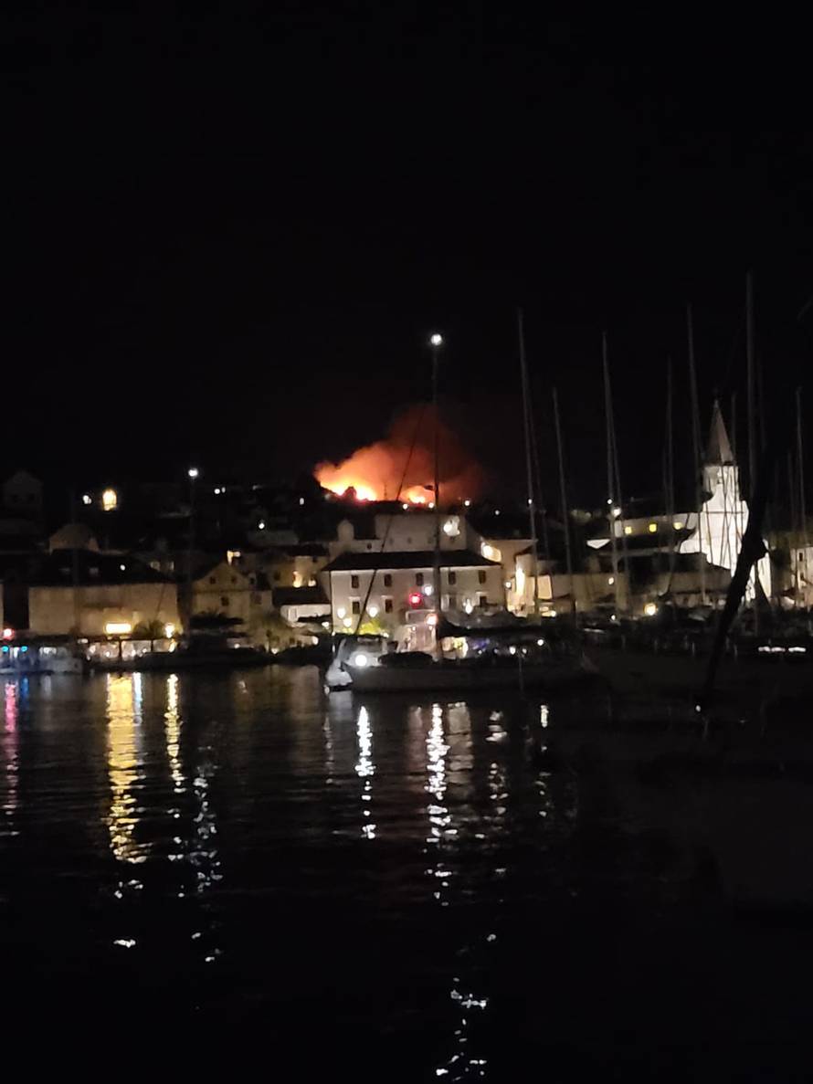VIDEO Munje zapalile požare na Hvaru i Braču: 'Dio je ugašen, lovimo ih prije promjene vjetra'