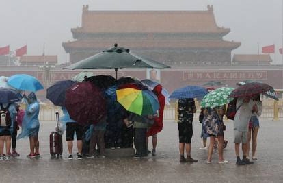 Oluja otkazala stotine letova u Pekingu, strahuju od odrona