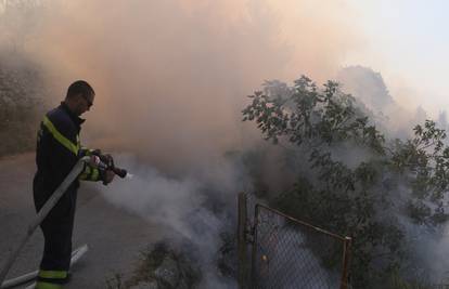 Deseci vatrogasaca gasili su požare, pomagao i airtractor
