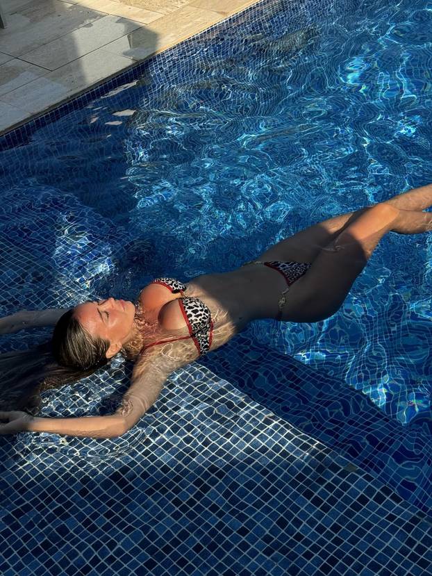 FOTO Vruće ljeto Dilette Leotte, nešto joj je provirilo u kostimu. Kolegica: Vulgarno se odijevaš