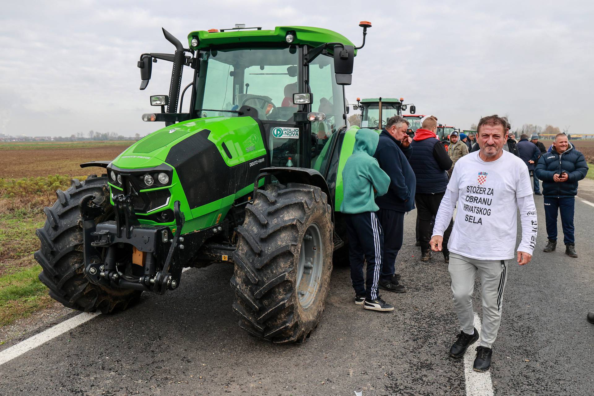 Nezadovoljni seljaci jutros blokirali prometnice i granični prijelaz Županja - Orašje