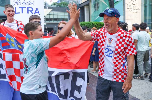 SP 2026 Toronto: Ispred Hotela Delta zajedničko fotografiranje odradili su hrvatski i portugalski navijači