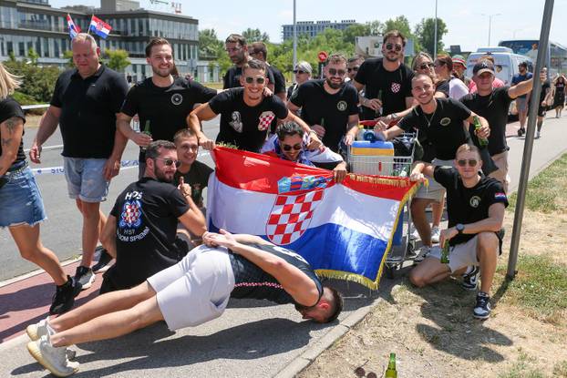 Zagreb: Tisuće fanova Thompsona prolazi Mostom mladosti koji je zatvoren za promet