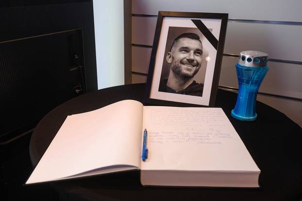 Zagreb: In Dinamo's Fan Shop, an open book of mourning for Nikola blankets 