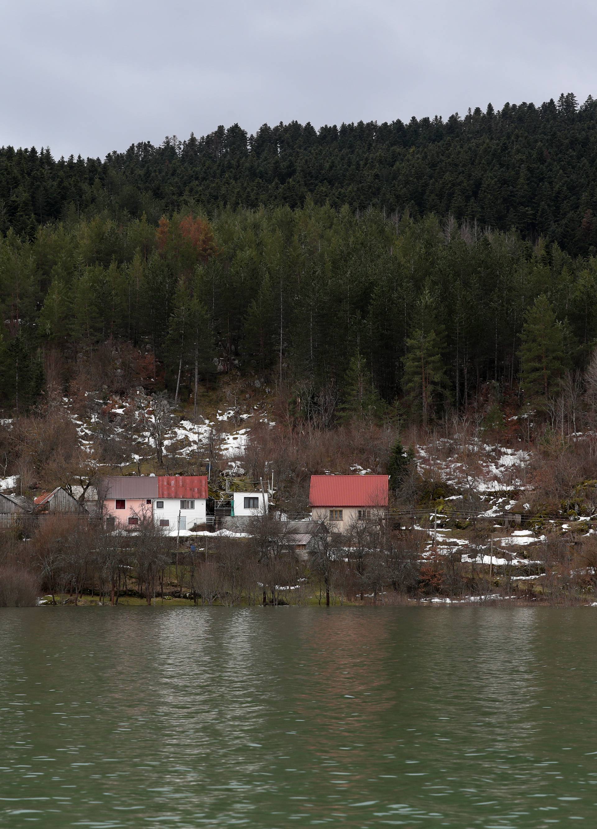 Izlila se Lika i poplavila Kosinj: U Jasenovcu se grade nasipi...